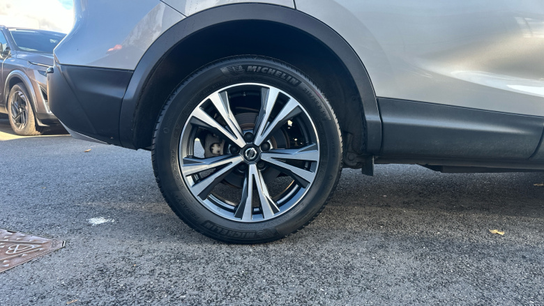 Nissan Qashqai 1.3 DiG-T N-Connecta 5dr [Glass Roof Pack] Petrol Hatchback